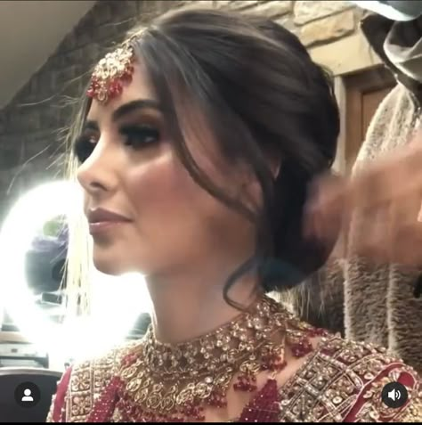 Pakistan Hairstyles Wedding, Barat Bun Hairstyle, Hairstyles For Baarat, Bun Hairstyles Pakistani Wedding, Tikka Hairstyle Braid, Punjabi Wedding Hairstyles Updo, Pakistani Bun Hairstyle, Indian Wedding Hair Updo, Hair Down Indian Bride