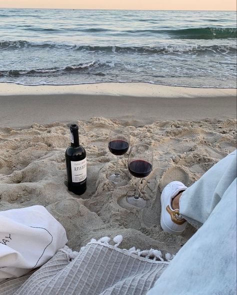 𝐎𝐋𝐈𝐕𝐈𝐀. on Twitter: "perfect beach set up.… " Beach Reading, Summer Feeling, Summer Photos, Instagram Inspo, Beach Aesthetic, Beach Vibe, The Sand, Summer Aesthetic, Summer Time