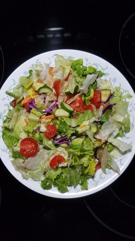 Cafeteria Food, Salad Diet, Lunch Healthy, Meat Salad, Makkah Madina, Veg Food, Salad Healthy, Tossed Salad, Catering Food