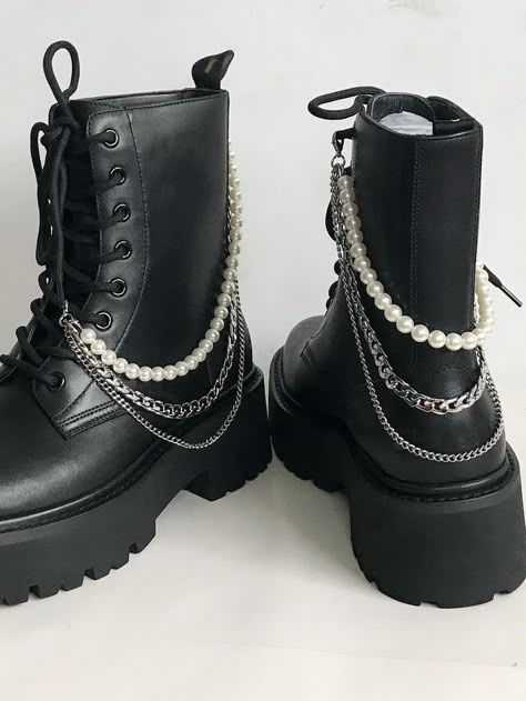 Boot Chains, Shoe Decorations, Beaded Shoes, Shoe Decoration, Chain Decor, Bead Charms Diy, Handmade Jewelry Tutorials, Beaded Jewelry Designs, Decorated Shoes