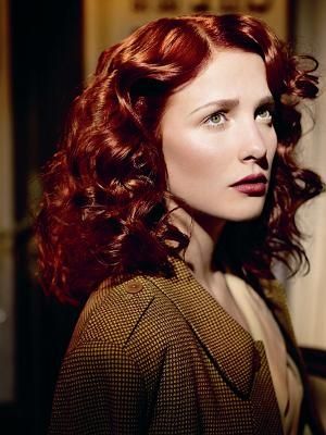 i soo want this hair! so 1940's Vintage Hairstyles For Long Hair, 40s Hairstyles, 1940s Hairstyles, Red Curly Hair, Medium Curly, Dark Red Hair, Copper Hair Color, Beautiful Red Hair, Fresh Hair