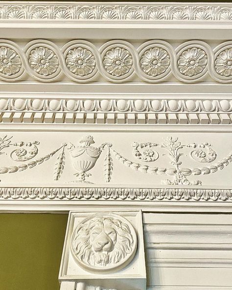 Juan Carlos Navarro on Instagram: “A lovely shot of the detailed fine lines of the main reception cornice, 🏛 frieze and how it works with the Georgian architrave and door…” Adam Style Architecture, Georgian Mouldings, Ornate Coving, Georgian Cornice, Georgian Cornice Design, Rococo Ceiling, Baroque Wall Paneling, Wall Molding Design, Gypsum Decoration