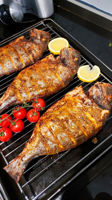 Whole Fish Recipes, Grilled Fish Recipes, Whole Fish, Fish Dinner Recipes, Fish Recipes Healthy, Fish Recipe, Two Fish, Fish Dinner, Healthy Food Motivation