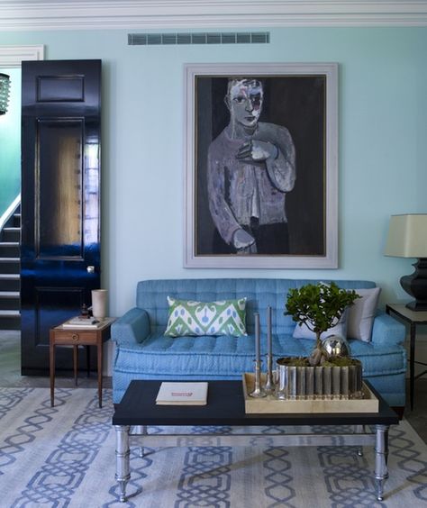 A blue and well-balanced living room by Steven Gambrel. Color Interior Design, Interior Design Secrets, Turquoise Living Room Decor, Turquoise Walls, Color Interior, Best Paint Colors, Blue Sofa, Blue Living Room, Blue Bedroom