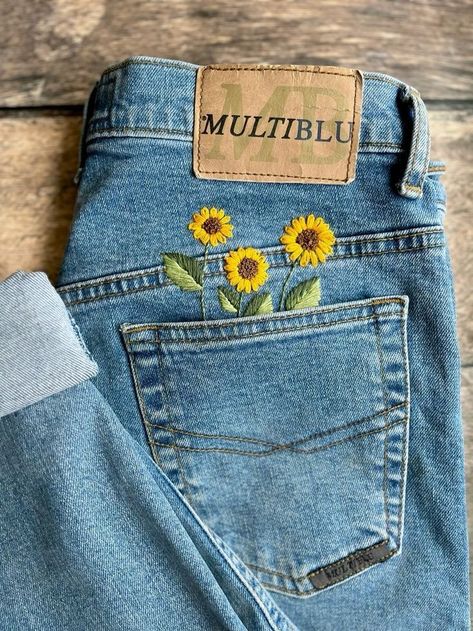 Sunflower Jeans Embroidery, Denim Pocket Embroidery, Embroidery Jeans Diy, Clothes Embroidery Diy, Simple Hand Embroidery Patterns, Denim Embroidery, Diy Embroidery Designs, Diy Embroidery Patterns, Handmade Embroidery Designs