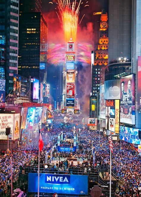 Ring in the New Year in Times Square - CHECK (Rang in the year 2000, and was on CNN with friends earlier in the evening!!!) Times Square Ball Drop, New York New Years Eve, New Years Eve Events, New Years Eve Ball, New Years Eve Fireworks, Nyc Times Square, Voyage New York, New Year's Eve Celebrations, Ring In The New Year