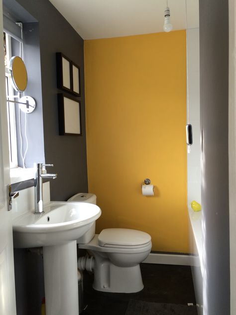 bathroom grey yellow feature wall Mustard Yellow Bathroom, Mustard Bathroom, Yellow Bathroom Walls, Yellow Grey Bathroom, Bathroom Yellow, Bathroom Colours, Blue Sofas Living Room, Yellow Bathroom Decor, Blue Sofas