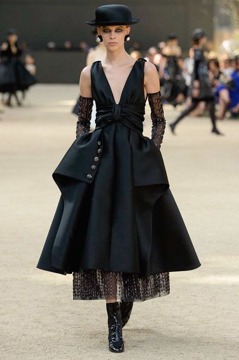 Chanel Fall 2017, Coco Chanel Fashion, Queen Fashion, Chanel Couture, Chanel Haute Couture, Wishful Thinking, Vestidos Vintage, Chanel Fashion, Future Fashion