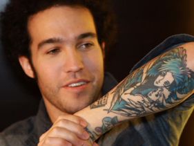 Pete Wentz has a freaking Howl's Moving Castle tattoo. I love this man. Howl's Moving Castle Tattoo, Castle Tattoo, Tattoo Shows, Howl's Moving Castle, Pete Wentz, Music Tattoos, Sister Tattoos, Howls Moving Castle, S Tattoo