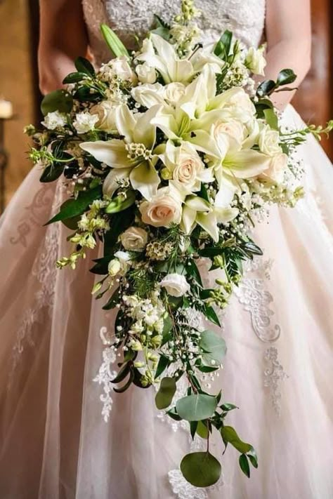 Drooping Bouquet Wedding, White Gold Bouquet, Lily Of The Valley Wedding Bouquet, Red Rose Bouquet Wedding, Bridal Bouquet Styles, Elegant Bridal Bouquets, Winter Bridal Bouquets, Lily Bridal Bouquet, Bouquet Styles