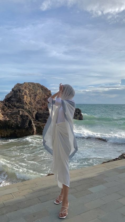 Hatyai Outfit Hijab, Ootd Pantai Bali, Ootd Bali Hijab, Outfit Beach Hijab, Beach Ootd Hijab, Bali Outfit Ideas Hijab, Outfit Hijab Pantai, Outfit Mantai, Beach Hijab Outfit Ideas