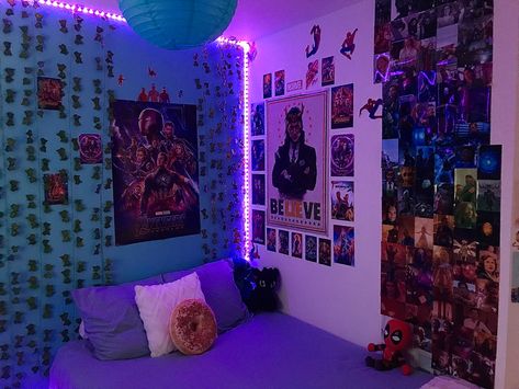 Fandom Bedroom Ideas, Marvel Themed Bedroom Aesthetic, Marvel Room Ideas Boy Bedrooms, Marvel Bedroom Aesthetic, Marvel Room Aesthetic, Marvel Themed Bedroom, Iron Man Bedroom, Marvel Bedroom Ideas, Marvel Themed Room