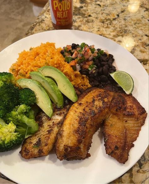 Healthy Eating Black Women, Healthy Meals Black People, Lunch Ideas Black People, Fried Chicken Meals, Black People Meals, Healthy Lunch Snacks, Soul Food Dinner, Healthy Food Inspiration, Easy Healthy Meal Prep