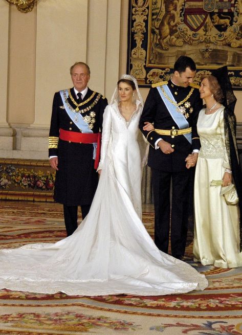 Expensive Wedding Dress, Royal Wedding Gowns, Real Life Princesses, Spanish Royalty, Princess Letizia, Fairy Tale Wedding Dress, Royal Wedding Dress, Royal Brides, The Royal Family