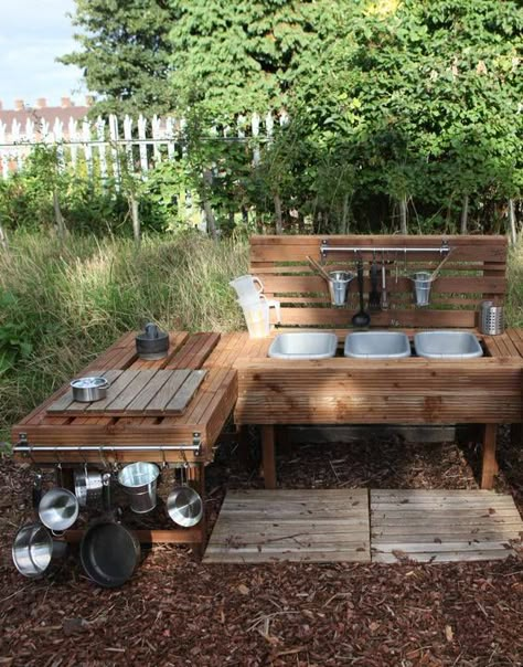 DIY Pallet Mud Outdoor Kitchen for the Kids! Outdoor Play Kitchen, Mud Kitchen For Kids, Outdoor Kitchen Design Layout Grill Area, Outdoor Play Spaces, Diy Mud Kitchen, Play Kitchens, Outdoor Play Areas, Kitchen Design Diy, Diy Playground