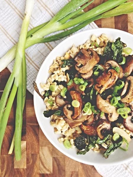 Toasted Kale + Coconut Bowl with Sautéed Mushrooms, a post from the blog Sakara Life - News on Bloglovin’ Savory Bowls, Sakara Life Recipes, Mushroom Bowl, Vegan Apps, Sakara Life, Sautéed Mushrooms, Kale Salad Recipes, Kale Recipes, Coconut Bowl