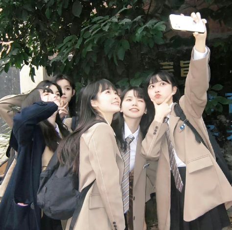 Ea Baiting, Korean School Aesthetic, Korean Friends, Japanese Uniform, 사진 촬영 포즈, Dream School, Japanese School, Highschool Aesthetic, Korean Aesthetic