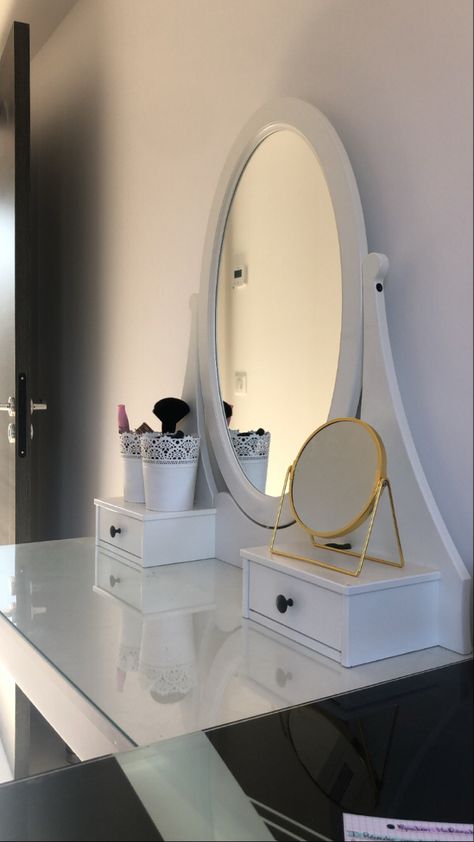 Minimalist Makeup Vanity, White Room Decor Bedroom, Vanity Aesthetic, Rangement Makeup, White Room Decor, Minimalist Makeup, Dekorasi Kamar Tidur, Minimalist White, Aesthetic Minimalist