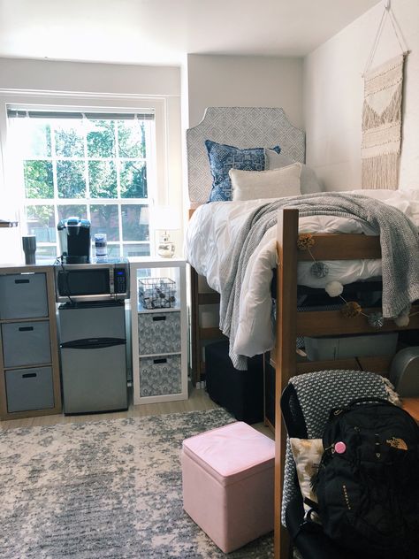 first year uva dorm Dorm Room Ideas Gvsu, Uga Dorm Room, Wvu Dorm Room, Fgcu Dorm Room, Uky Dorm Room Ideas, Uva Dorm, Uva University Of Virginia Dorms, College Dorm Door, Dorm Closet Organization