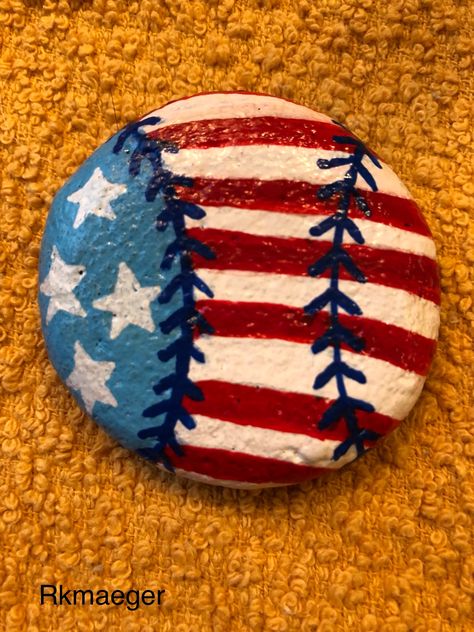 Patriotic baseball painted rock Baseball Painting, Diy Rock Art, Stone Art Painting, Painted Rocks Kids, Painted Rocks Craft, Painted Rocks Diy, Rock Painting Ideas Easy, Rock Painting Patterns, Rock Decor