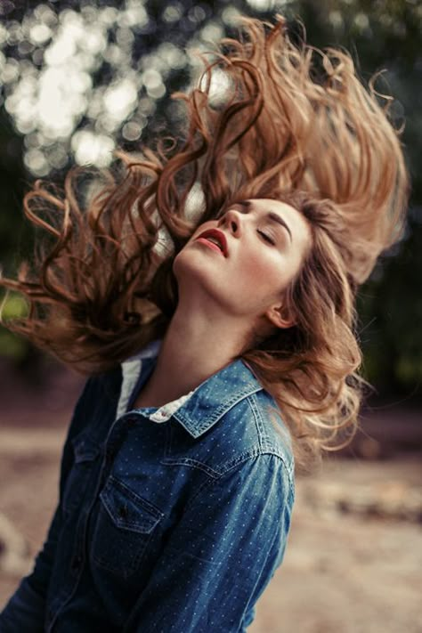 Photo Blowing In The Wind, Self Portrait Photography, Desperate Housewives, Hair Flip, Hair Food, Portrait Images, Portrait Inspiration, 인물 사진, Photo Instagram