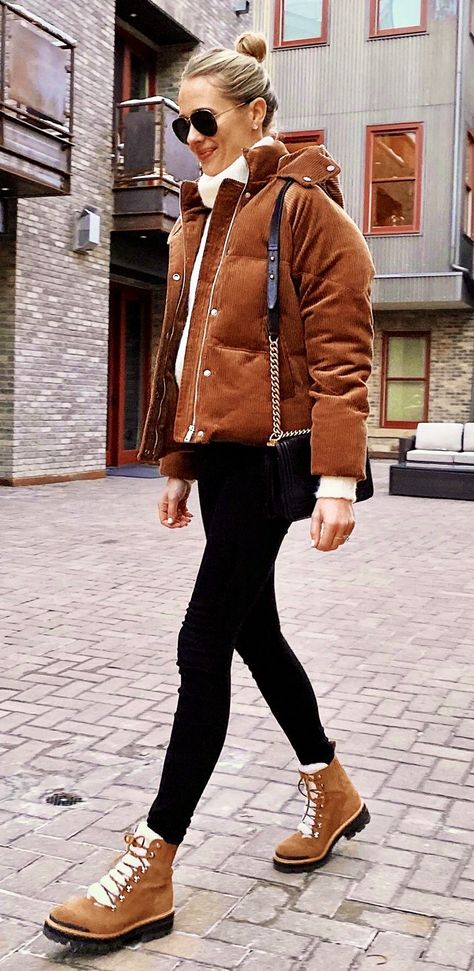 Ski Vacation Outfits, Ski Trip Outfit, Brown Puffer Jacket, Pretty Winter Outfits, Winter Mode Outfits, Look Winter, Brown Puffer, Athleisure Trend, Ski Outfit