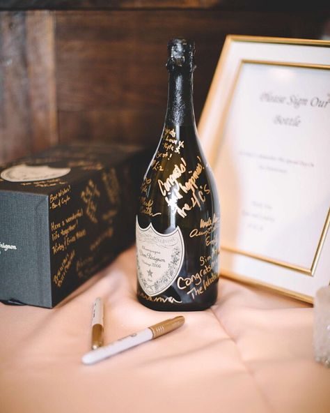 Sign Wine Bottle Guest Book, Sign Champagne Bottle Guest Books, Champagne Guest Book, Wine Bottle Wedding Guest Book, Champagne Bottle Guest Book, Wedding 50 Guests, Wedding Wine Guest Book, Guest Signature Ideas, Wine Guest Book