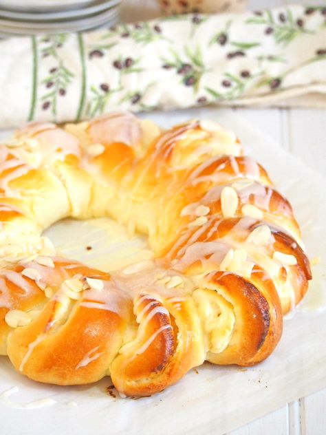 A Brioche Bread Christmas Ring that is beautifully assembled and filled with honey stung cream cheese filling and studded with tender crisp almonds. Yeast Desserts, Crostini Bread, Sweet Yeast Bread, Vienna Bread, Zucchini Cheddar, Bread Ring, Bread Christmas, Pizza Cones, Challah Bread Recipes