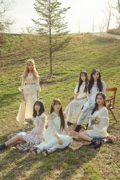 Yearbook Photoshoot, Gfriend Album, Shabby Chic Salon, Friend Wallpaper, Group Photo Poses, Lee Hyun Woo, Bubblegum Pop, Group Poses, Girls Group