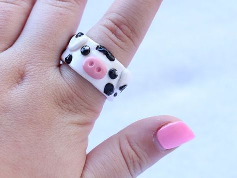 This cow ring is so sweet!!! Cow Clay Ring, Cute Clay Rings, Cow Clay, Cow Ring, Fimo Ring, Diy Clay Rings, Clay Ring, Polymer Clay Ring, Clay Rings