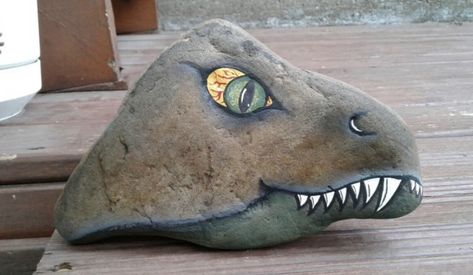 Dinosaur Rock Art, Dinosaurs Painted On Rocks, Lizard Rock Painting, Dinosaur Rock Painting Ideas, Dinosaur Painted Rocks Ideas, Dragon Rock Painting, Dinosaur Rock Painting, Animal Rock Painting Ideas, Dinosaur Rocks