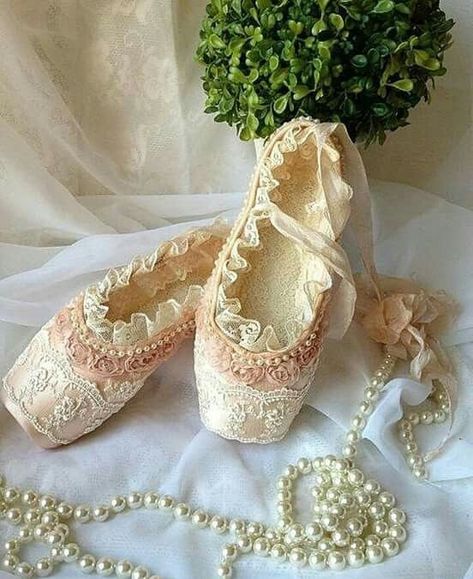 قلادات متدلية, Ballet Pointe Shoes, Shoe Crafts, Ballet Beautiful, Vintage Wardrobe, Ballet Costumes, Point Shoes, Pointe Shoes, Ballet Slippers