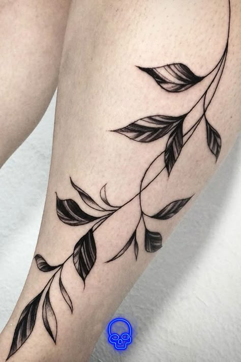 Tatuagem Fine Line/Traço Fino de Ramos de Folhas. | Profissional: Trabalho feito pelo Vinicius Nicoletti. | Local: Tatuagem na Perna. | #laustattoo #tatuagemfineline #tatuagemtracofino #folhas #flores #tatuagemmasculina #tatuagemfeminina #tattoo #tattoosp #tatuagemsp #estudiotattoosp #estudiotatuagemsp #moemasp #saopaulo Tattoo Botanica, Ramos Tattoo, Earthy Tattoos, Wrap Tattoo, Anklet Tattoos, 4 Tattoo, Vine Tattoos, Plant Tattoo, Leg Tattoos Women