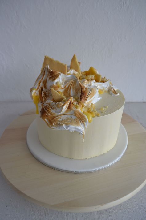 Apricot Cake Decoration, Meringue Cake Decoration, Cake Buttercream Decorating, Lemon Cake Decoration, Lemon Meringue Cake, Hummingbird Cake Recipes, Apricot Cake, Buttercream Cake Designs, Shugary Sweets