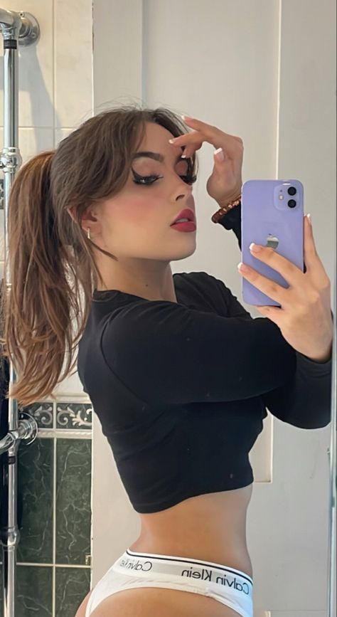 Pretty Brunette Mirror Selfie, Fresh Out Of Shower Selfie, Instagram Post Aesthetic, Brunette Aesthetic, Cute Brunette, Dark Brunette, Pretty Brunette, Brunette Girl, Photoshoot Ideas