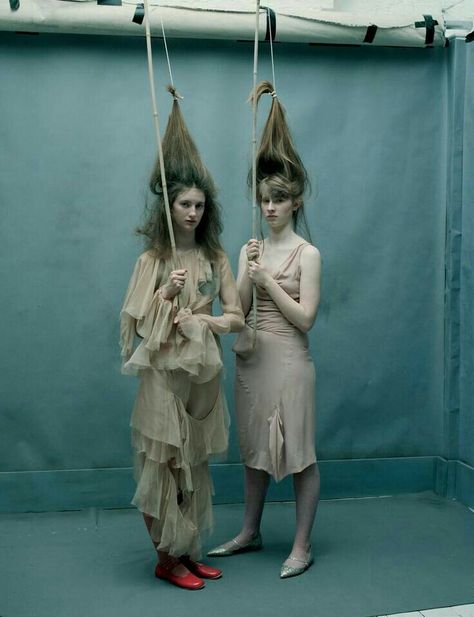 Tim Walker Photography, Mode Editorials, Magazine Vogue, Tim Walker, Cool Magazine, Paris Mode, Two Girls, 인물 사진, Fashion Shoot