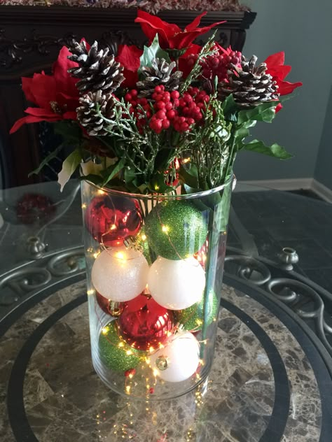 Christmas Vase Centerpiece, Christmas Balls In Glass Vase, Christmas Arrangements Diy, Christmas Party Centerpieces, Vase Filler Ideas, Christmas Center Piece, Led Lights Christmas, Winter Container Gardening, Big Vase