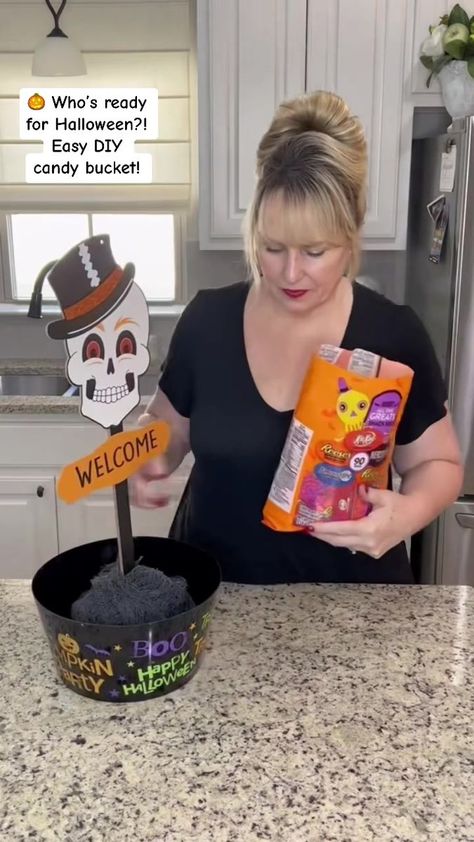 No excuses. This one is superrrr easy! Creator: Kim | Handle: louisianawoman1 | By Dollar Tree Addicts Easy Diy Candy, Candy Bucket, Diy Candy, Dollar Tree, Halloween Crafts, Happy Halloween, Easy Diy, The Creator