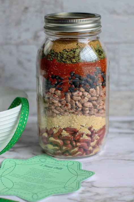 Three Bean Chili Mix Gift Jar Mason Jar Soup, Jar Food Gifts, Jar Soup, Mason Jar Gifts Recipes, Mason Jar Mixes, Meals In Jars, Meal In A Jar, Mixes In A Jar, Jar Mixes