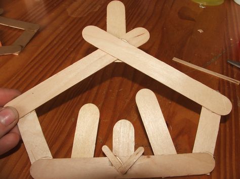 Christmas Kids Craft    http://mycountrygirlramblings.blogspot.com/2012/12/crafty-creations-popsicle-stick-crib.html Stick Crafts For Kids, Popsicle Stick Christmas Crafts, Popsicle Stick Crafts For Kids, Advent Crafts, December Crafts, Popsicle Crafts, Christmas Crafts For Kids To Make, Stick Crafts, Nativity Crafts