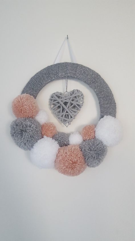 Heart Pom Pom, Fun Crafts For Teens, Wool Crafts Diy, Diy Valentines Day Wreath, Easy Yarn Crafts, Burlap Wreath Diy, Baby Diy Projects, Diy Wool, Pom Pom Wreath