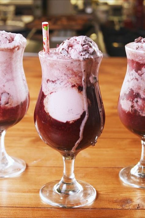 Red Wine Ice Cream, Alcoholic Ice Cream, Wine Float, Wine Ice Cream, Boozy Ice Cream, Boozy Milkshake, Float Recipes, Ice Cream Drinks, Ice Cream Floats