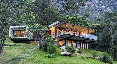 House Built Into Hillside, Houses On Slopes, Slope House Design, House On Slope, Residence Architecture, Sloping Lot House Plan, Slope House, Home Nature, Hillside House