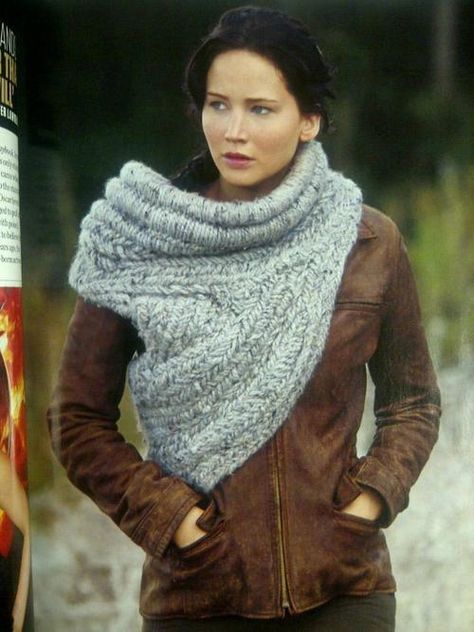 Obsessed with the Hunger Games Catching  Fire Katniss scarf. Tutorial + pictures on the rolled top part of the cowl. Katniss Scarf, Hunger Games Catching Fire, Katniss Everdeen, Cowl Pattern, Cowl Scarf, Catching Fire, Mockingjay, People Magazine, Hunger Games