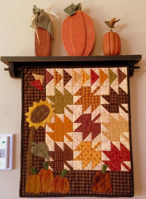 Round Quilt, Autumn Quilts, Quilt Hanging, Seasonal Quilts, Fall Sewing Projects, Fall Quilt Patterns, Quilt Hangers, Quilt Display, Primitive Quilts