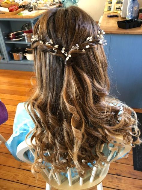 Hair Ideas For Junior Bridesmaids, Sweet Sixteen Hairstyles For Medium Hair, Little Flower Girl Hair Styles, Flowergirl Hairstyle Natural Curly Hair, Flower Crown Hairstyle Kids, Hairstyles For Flowergirls Hair, Junior Bridesmaid Hair Half Up, Junior Bridesmaid Hairstyles Half Up, Hairstyles For Junior Bridesmaids