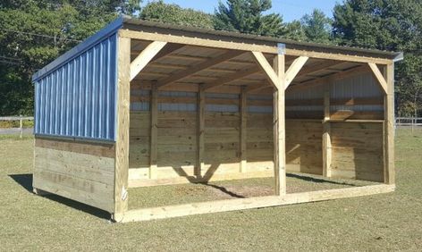 Equine Shelter 101: Do all horses need a stable? Horse Run In Shed, Shelter Architecture, Sheep Shed, Cattle Pens, Horse Shed, Portable Sheds, Goat Shed, Livestock Barn, Livestock Shelter