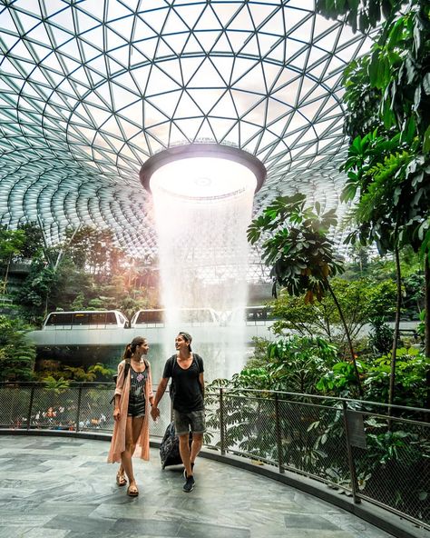 SINGAPORE IS FULL OF WONDERS . Have you already seen the Jewel, guys? This place feels like you were in a sci-fi 😅 Could totally spend there a whole day, but we had only an hour before our flight ✈️  #tropicexplorers #earthcouples #visitsingapore #travelpassport #themoderndayexplorer #traveladdicted #couplesgoals #goexplore #bestplacestogo #exploresingapore #doyoutravel #whpplanetearth #singaporeairport #whpgoingplaces #changiairport #lovesingapore #amazingsingapore #jewelchangiairport Jewel Changi Airport Photoshoot, Singapore Photography Ideas, Singapore Moodboard, Singapore Picture Ideas, Photo Ideas In Singapore, Greenhouse Landscape, The Jewel Singapore, Jewel Singapore, Aesthetic Singapore Pictures