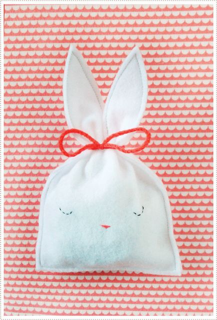 1. Sleepy Felt Bunny Bags | Bunnies Everywhere! 17 Of The Cutest Bunny-Shaped Crafts Diy Easter Treats, Easter Bunny Treats, Easter Treat Bags, Bunny Treats, Bunny Bags, Felt Bunny, Bunny Crafts, Easter Time, Hoppy Easter