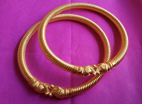 Simple Kada Designs Gold, Kada Designs Gold, Kada Design, Beautiful Wedding Jewelry, Indian Gold Jewellery Design, Gold Kada, Gold Trend, Gold Jewelry Outfits, New Gold Jewellery Designs